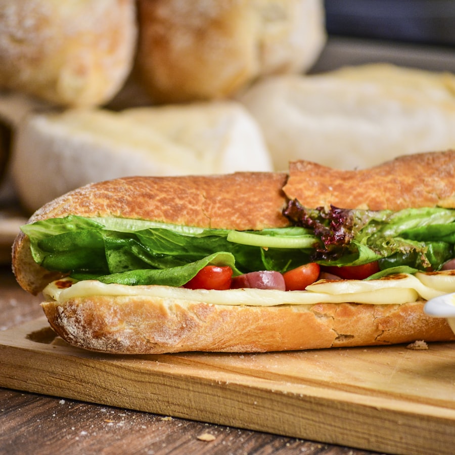 Sandwich frais garni de crudités